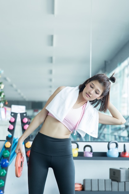 femme asiatique jouer fitness dans le gymnase