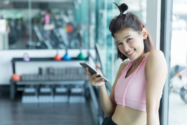 femme asiatique jouer fitness dans le gymnase