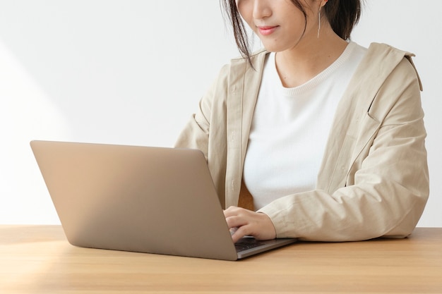 Femme asiatique à la maison à l'aide d'un ordinateur portable