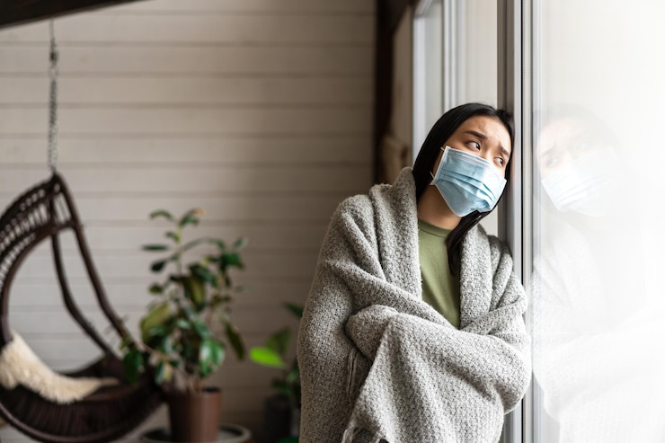 Photo gratuit femme asiatique malade portant un masque médical regardant par la fenêtre ayant la grippe ou le covid restant en quarantaine...