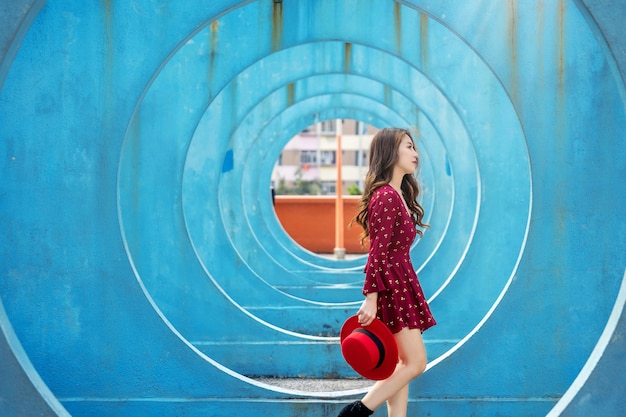 Femme asiatique marchant à Hong Kong.