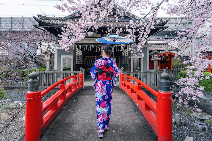 Photo gratuit femme asiatique portant kimono traditionnel japonais et fleur de cerisier au printemps, temple de kyoto au japon.