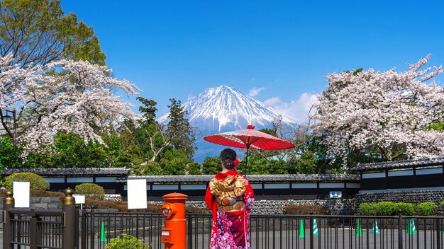 Femme asiatique portant un kimono traditionnel japonais à la montagne Fuji et fleur de cerisier au printemps, Fujinomiya au Japon.