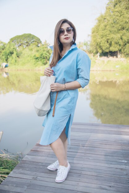 Femme asiatique portrait en plein air