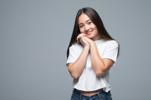 Femme asiatique, poser, et, regarder loin, sur, arrière-plan gris