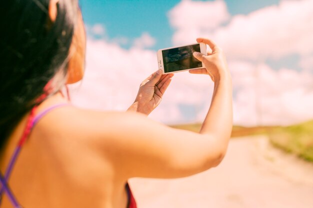 Femme asiatique, prendre photo, à, téléphone