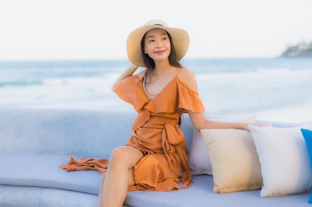 Femme asiatique, sur, sofa, près plage