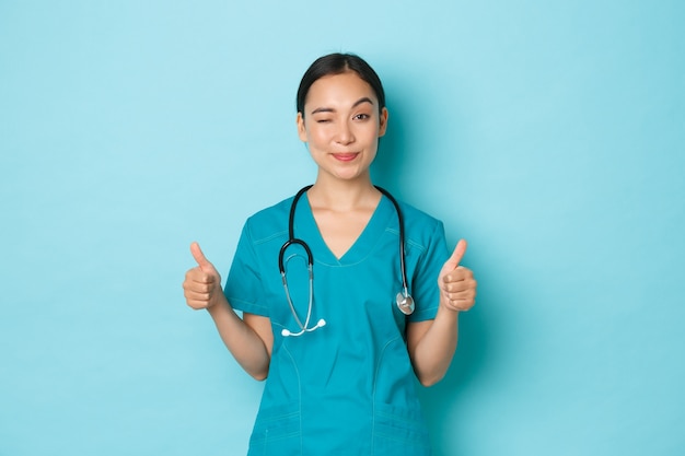 Femme asiatique de soins de santé posant