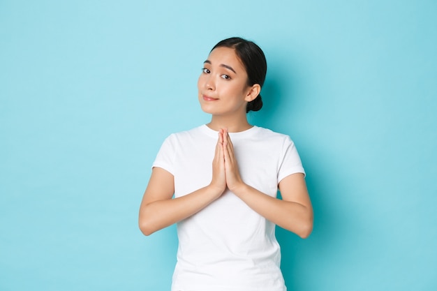 Femme asiatique en T-shirt décontracté posant