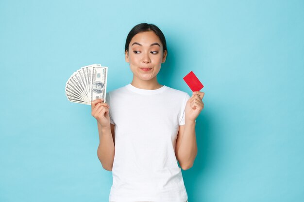 Femme asiatique en T-shirt décontracté posant