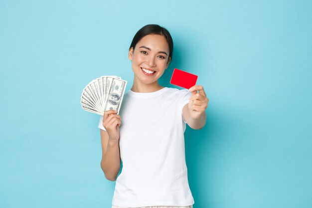 Femme asiatique en T-shirt décontracté posant