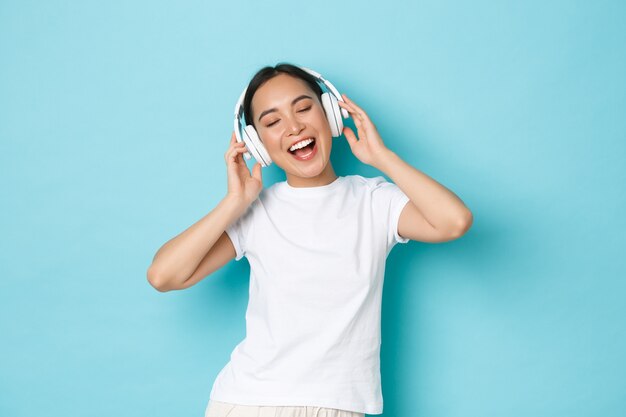 Femme asiatique en T-shirt décontracté posant