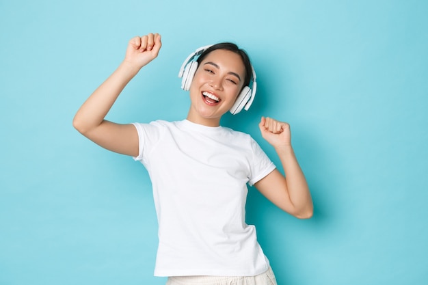 Femme asiatique en T-shirt décontracté posant