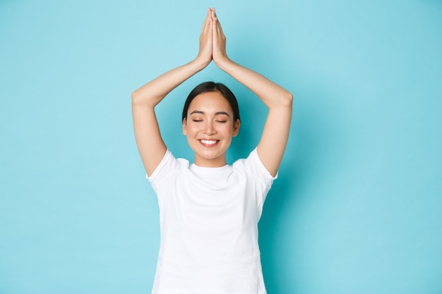 Femme asiatique en T-shirt décontracté posant