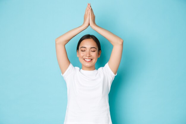 Femme asiatique en T-shirt décontracté posant