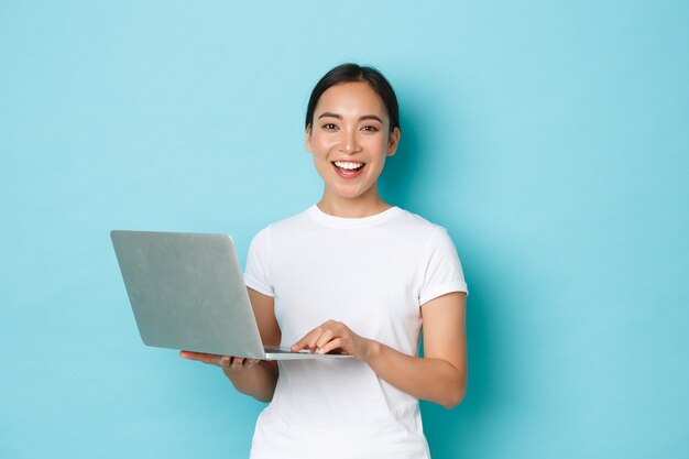 Femme asiatique en T-shirt décontracté posant