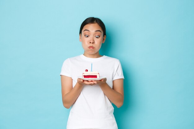 Femme asiatique en T-shirt décontracté posant