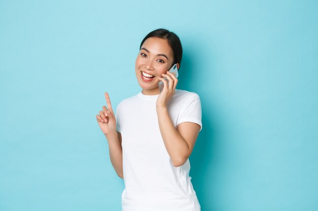 Femme asiatique en T-shirt décontracté posant