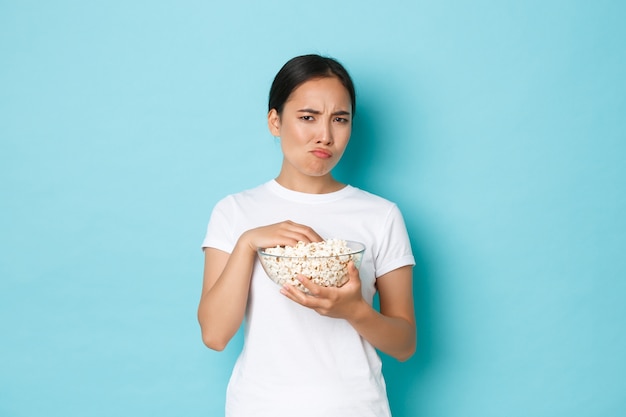 Femme asiatique en T-shirt décontracté posant