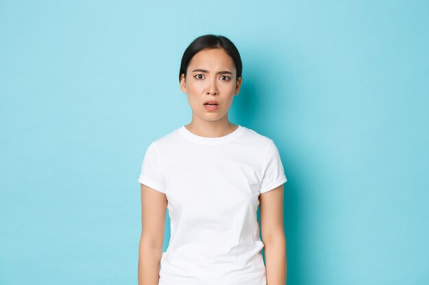 Femme asiatique en T-shirt décontracté posant
