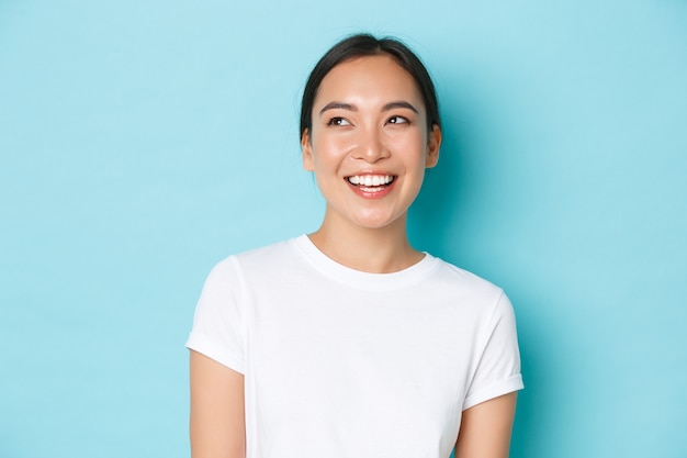 Femme asiatique en T-shirt décontracté posant