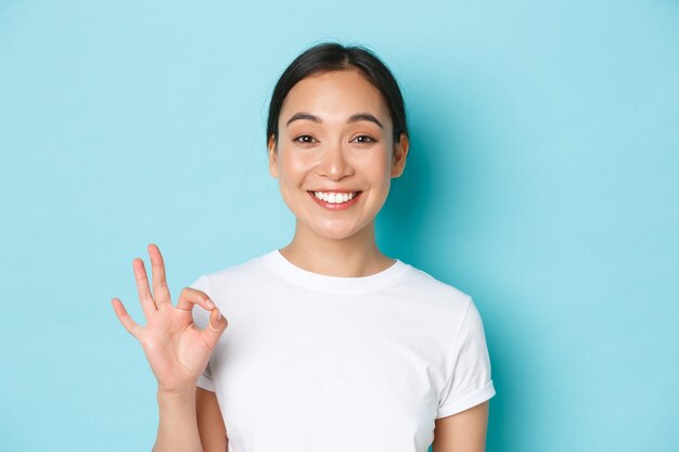 Femme asiatique en T-shirt décontracté posant