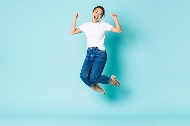 Femme asiatique en T-shirt décontracté posant