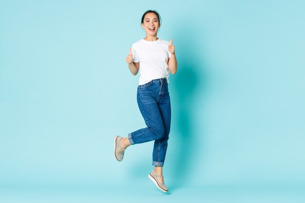 Femme asiatique en T-shirt décontracté posant