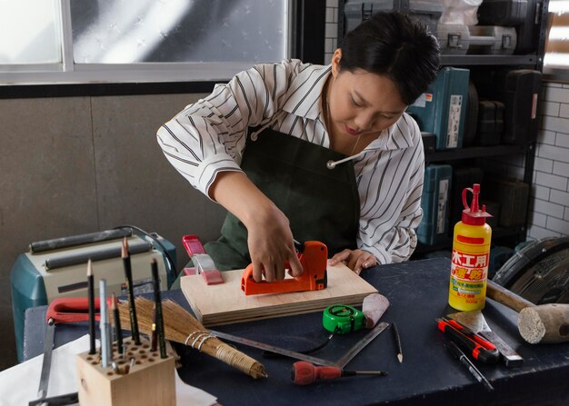 Femme asiatique travaillant avec du bois