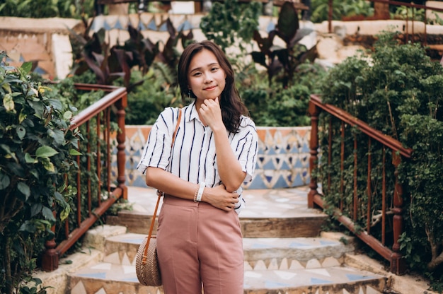 Femme asiatique en vacances à la plage