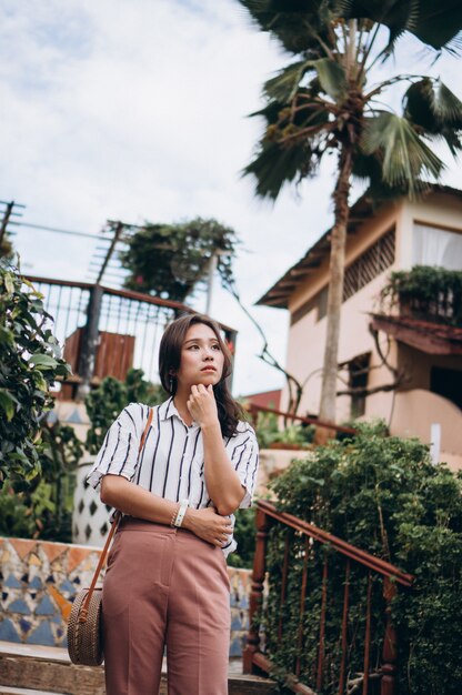 Femme asiatique en vacances à la plage