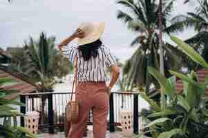 Photo gratuite femme asiatique en vacances à la plage