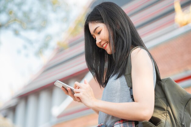 Femme asiatique voyageur sur la carte de localisation à Bangkok, Thaïlande