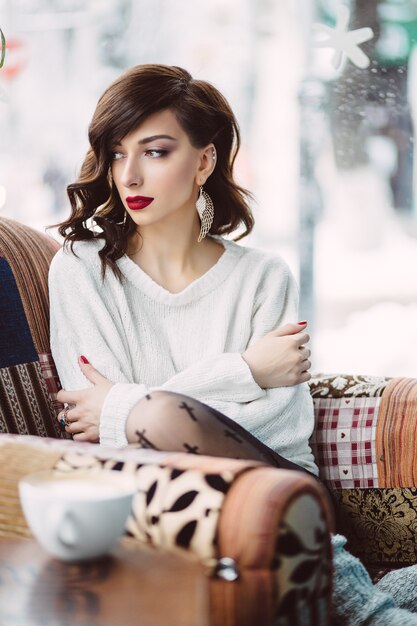 Femme assise sur une chaise dans un café