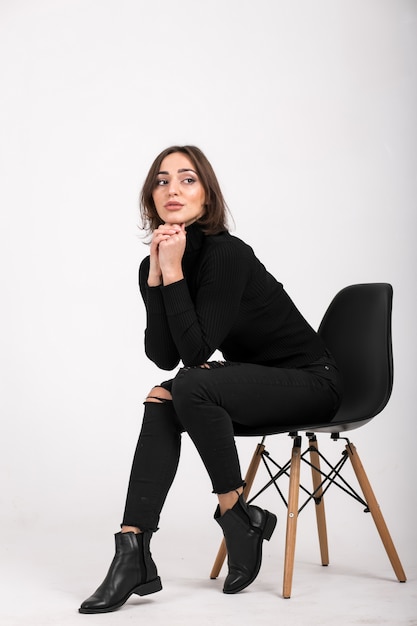 Femme assise sur une chaise isolée