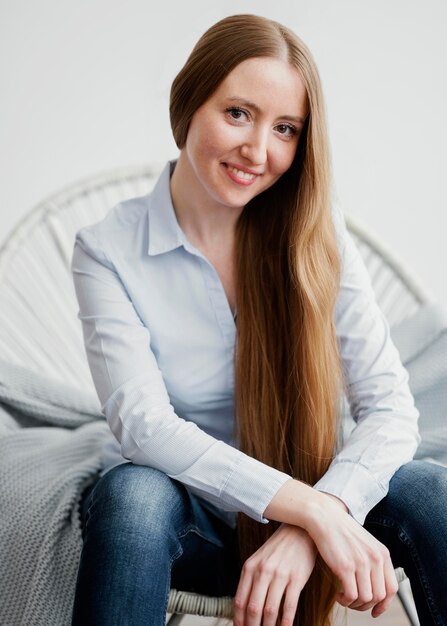 Femme assise sur une chaise