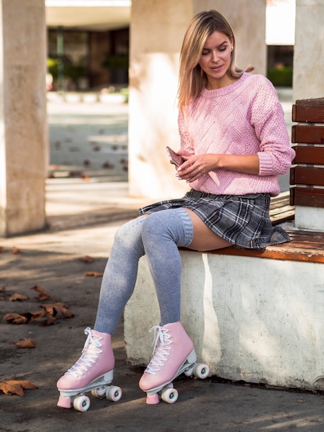 Femme assise avec des chaussettes et des patins à roulettes