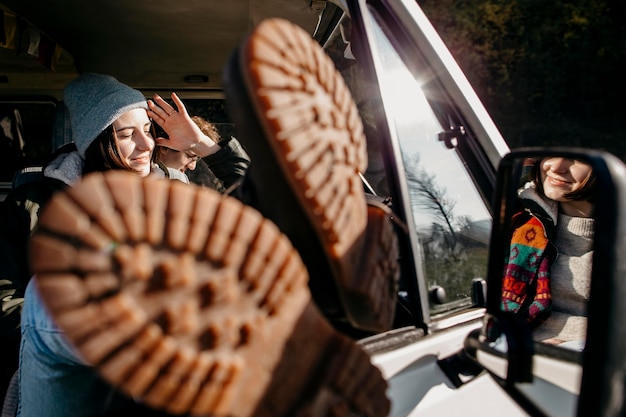 Femme assise dans une camionnette avec ses jambes gros plan