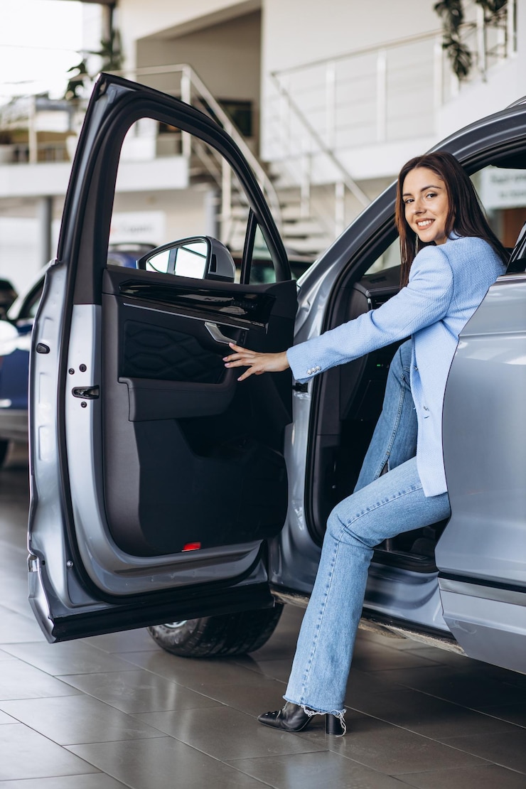 Photo gratuit femme assise dans sa nouvelle voiture