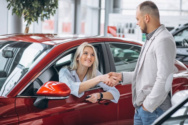 Photo gratuit femme assise dans la voiture et recevant les clés