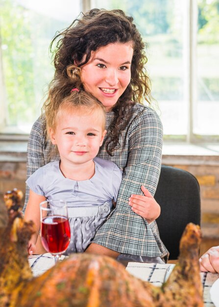 Femme assise avec enfant à table