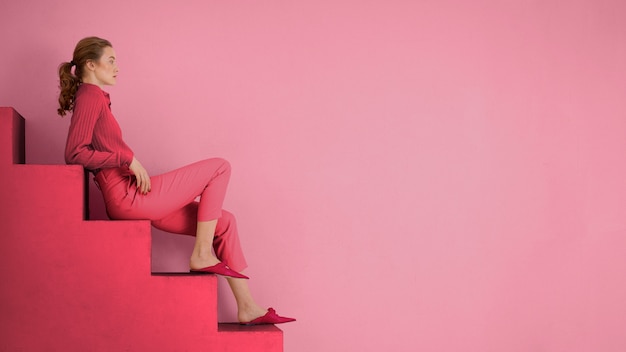 Femme assise sur l'escalier couleur de l'année 2023