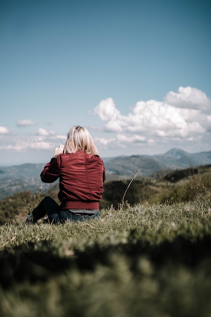 Femme Assise à L'extérieur Dans Un Beau Champ à La Campagne