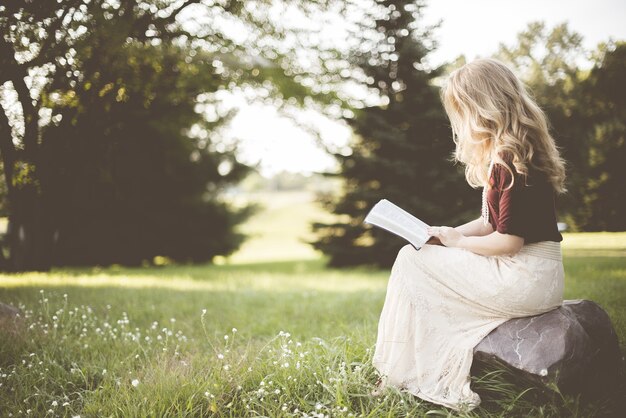 Femme assise en lisant un livre