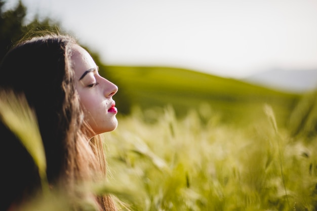 Femme assise et méditant dans l&#39;herbe