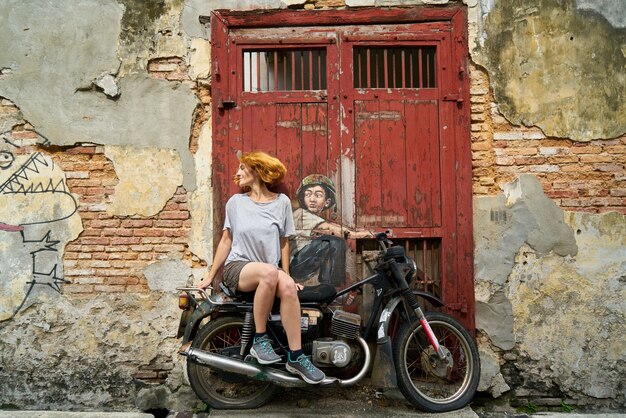 Femme Assise Sur Une Moto