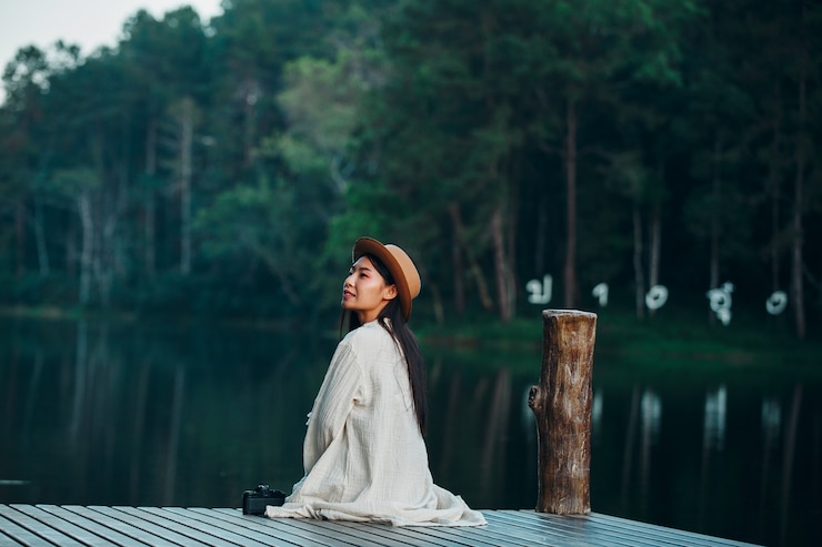 Photo gratuit femme assise sur le radeau au bord de l&#39;eau