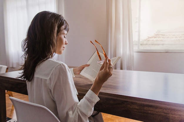 Femme assise à la table en bois