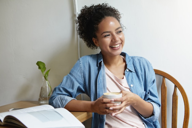 Femme Assise à Une Table Avec Un Livre