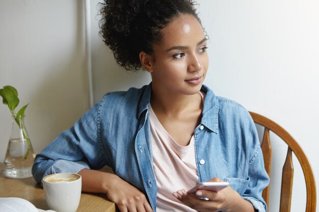 Femme Assise à Une Table Avec Un Livre